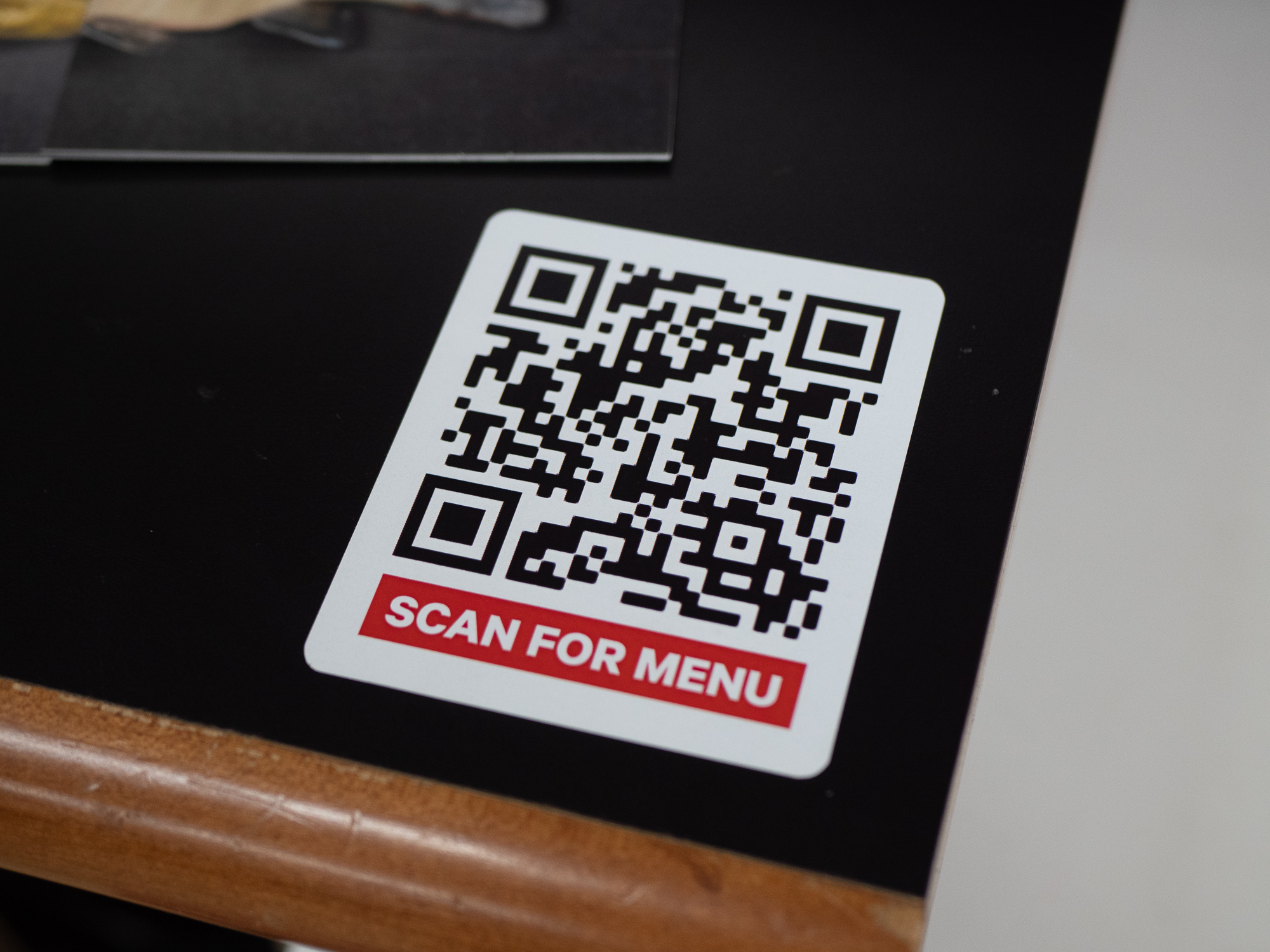 Qr код цвет. Наклейка с QR кодом. Наклейки для QR кодов. QR коды в ресторанах. Наклейка с ЙК кодом на стол.